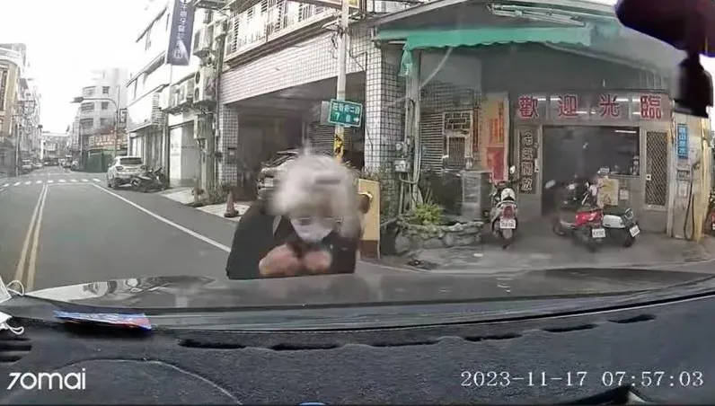 白髮婦雙手護胸「助跑」撞車！畫面曝光　釣出不少受害者：碰瓷慣犯