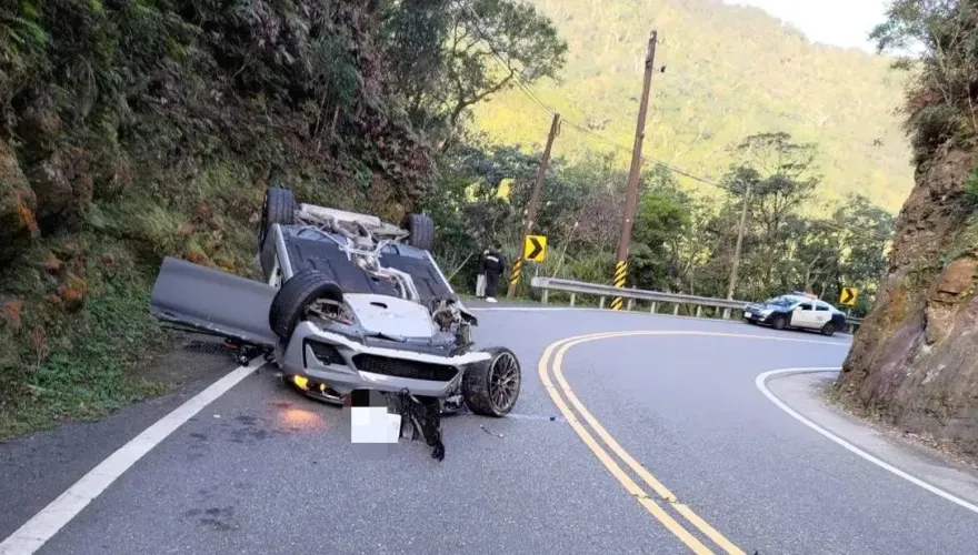 拓海差點變填海！北宜BMW過彎撞山壁翻車　駕駛離奇無傷