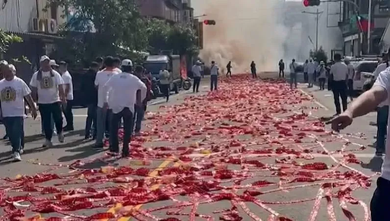 高雄左營廟會遶境驚見「鞭炮紅毯」！　濃煙瀰漫狂吞24張罰單...總金額曝