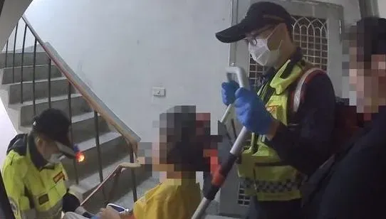 影/電話接起又掛斷！台中機靈妹子帶警衝獨居姨家　她餓昏倒地