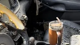 影/地表最強！火燒車內「保溫杯完整無損」連冰塊都在　廠商樂送她新車