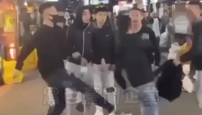 影/基隆男廟口跟18歲妹子打招呼　慘遭醋男友糾眾持刀械痛毆
