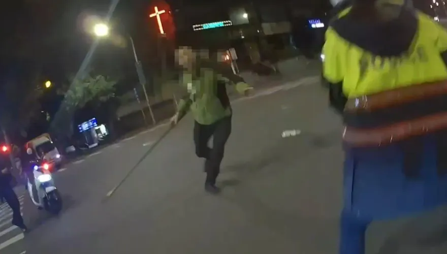影/二師兄是你嗎？男子拿釘耙叫囂揮舞　警擊發電擊槍制伏逮人
