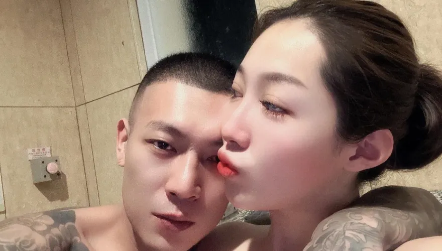 鳳梨陷感情危機！溫泉共浴照外流　女友氣炸「蝴蝶眼」全看光