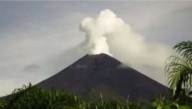 巴紐火山大規模噴發！日氣象廳密切監控　憂引發海嘯