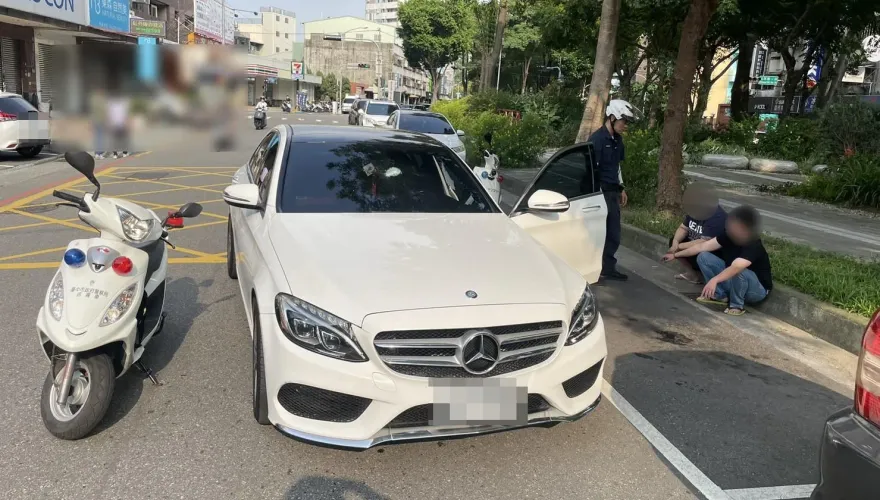 影/邊開車邊拉K！賓士男逃亡18個月拒檢狂飆　吃10萬元罰單