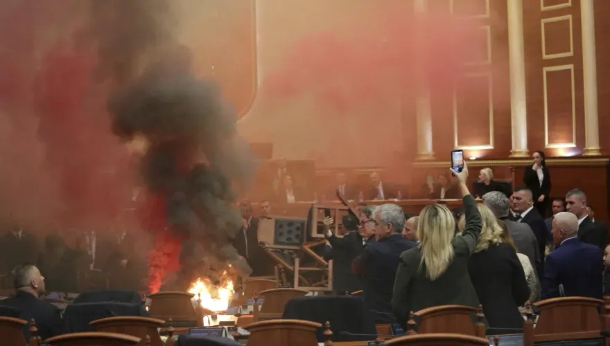 影/預算案「喬不攏」！反對黨議員怒點煙霧彈、縱火　阻止投票進行