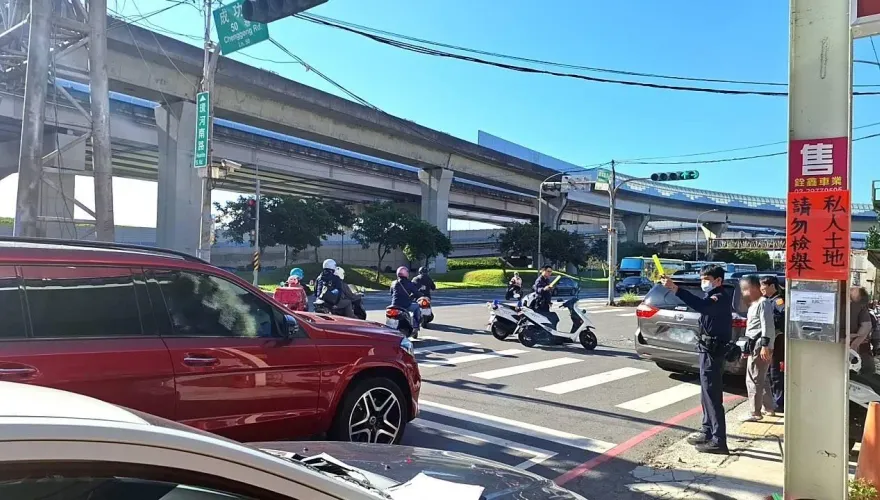 快訊/新北三重嚴重車禍！男騎士遭撞飛送醫不治