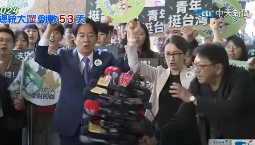 影/賴清德、蕭美琴喊凍蒜正嗨「瞬間尷尬」！眼前「麥克風架倒頭栽」