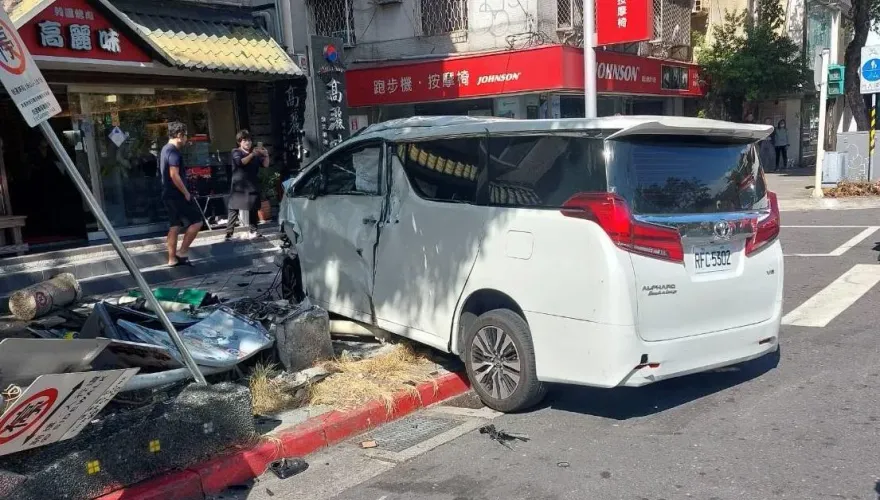 影/天母百萬「陸上頭等艙」車頭被撞毀！小黃迴轉釀禍6輕傷
