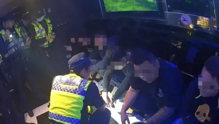 新北永和KTV包廂開毒趴　警臨檢見滿桌毒品8男女全帶走