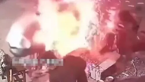 影/好吃到爆炸？家門前烤肉　水泥地突炸開「竄巨大火花」　他嚇壞奔逃