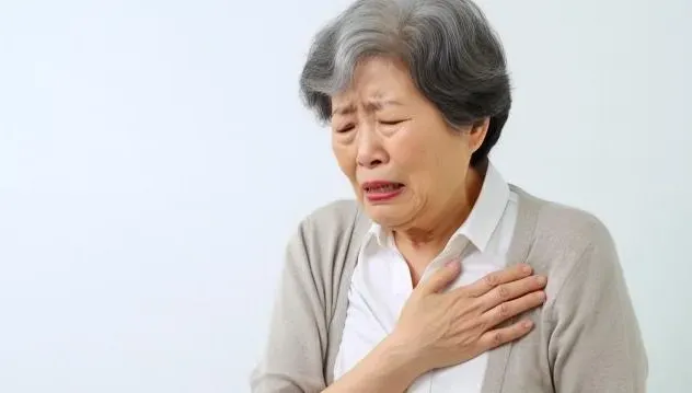 70歲婦爬兩層樓梯喘不過氣！醫：秋冬好發心絞痛　年紀大更要注意