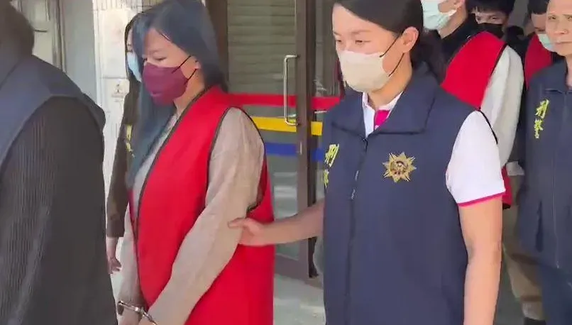 影/超短裙藍髮妞就逮！苗栗警破網路百家樂賭盤　帶回9正妹荷官