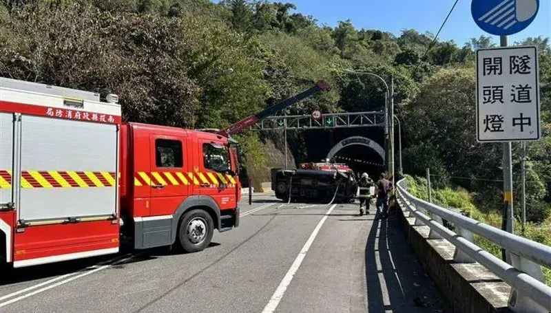南投台14線7人座休旅車自撞翻覆！　駕駛傷重送醫不治