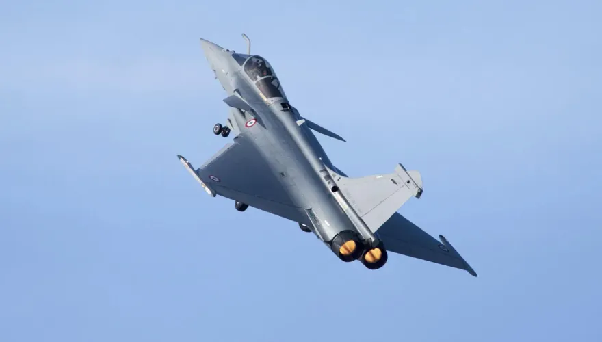 影/印度機場上空出現不明飛行物盤旋　空軍派出2戰機搜尋