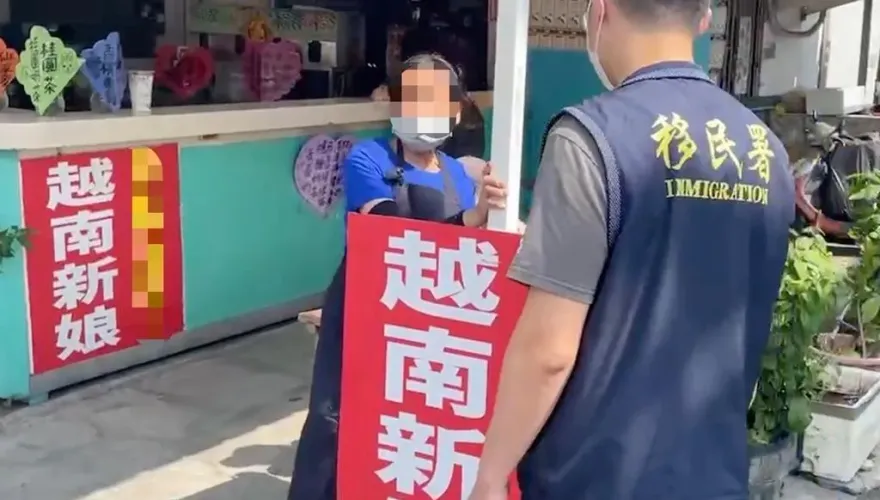 出校門秒解鎖結婚成就？高雄這「月老」挑高中門口擺越南新娘廣告師長嚇壞
