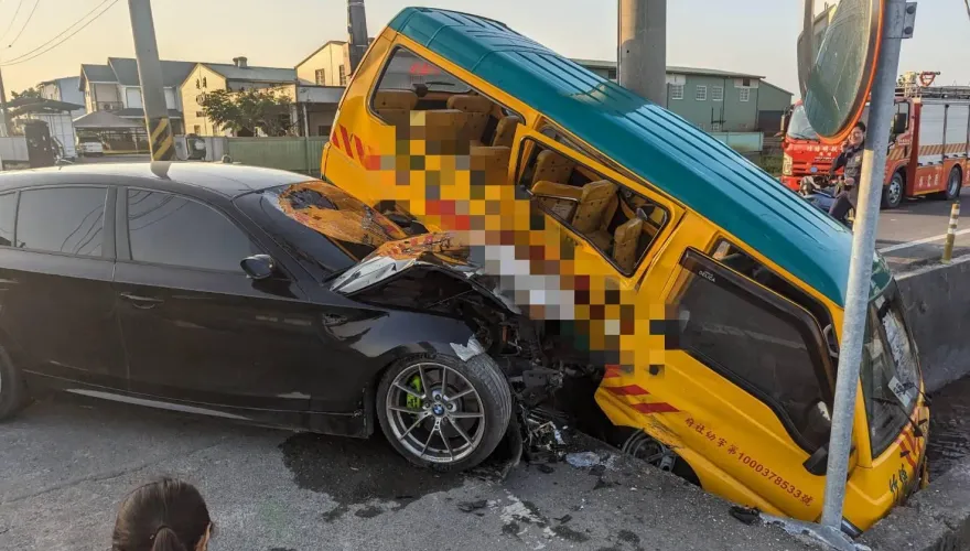 快訊/彰化娃娃車遭BMW衝撞「11童輕重傷」！1女童拋飛車外頭部重創搶救中