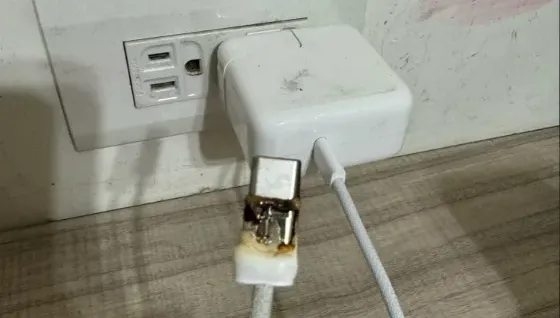 怕爆！iPhone15充電線沒在用竟「燒到溶解」　他回家聞濃濃焦味心有餘悸