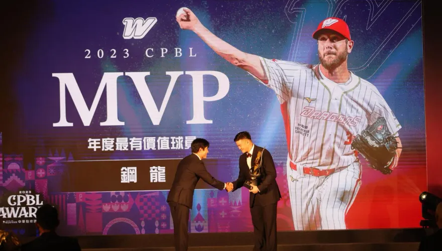 味全龍投手鋼龍奪中職年度MVP　抱回5獎大豐收