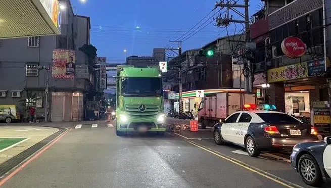 快訊/土城清晨死亡車禍！女騎士遭大貨車輾過送醫不治