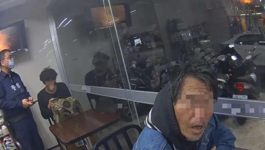 影/怪味男躲超商避寒！警到場關懷意外逮獲2通緝犯
