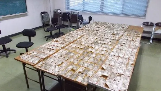 影/廣島回收廠撿到400萬日幣！員工驚：紙鈔塞滿「垃圾儲存槽口」