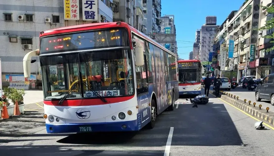 快訊/中和死亡車禍！6旬婦騎在公車旁被擦撞輾過　傷重搶救不治