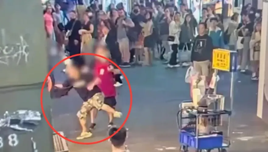 影/西門町攤商竟是毆人慣犯　持炸臭豆腐鐵夾打爆路人頭