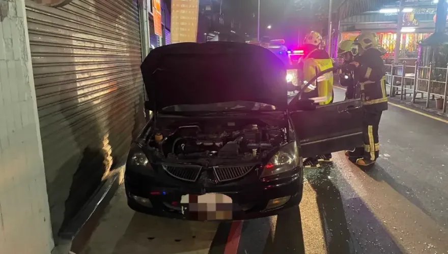 蘆洲轎車違停狂冒煙！竟是遭人砸車窗丟鞭炮　車主嚇壞「不敢報案」