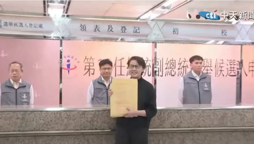影/黃珊珊代柯文哲赴中選會領表快閃　媒體狂追推擠影片曝