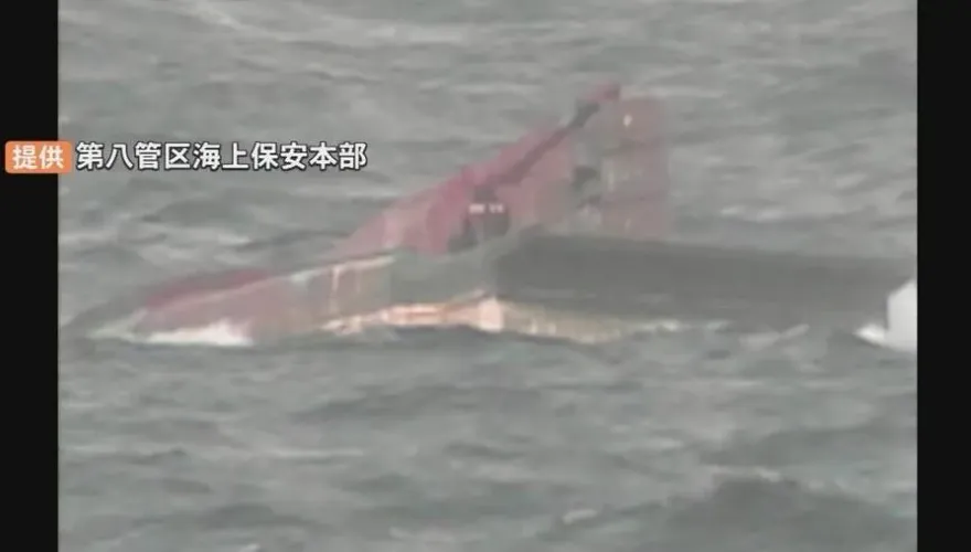 影/韓漁船深夜惡海翻覆！5獲救1失蹤「船長命危」船員站船腹待援畫面曝光