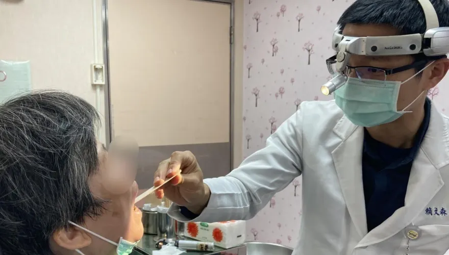 20年老菸槍「嘴破2個月」檢出口腔癌 　假牙竟是兇手