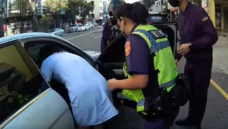 影/我太太羊水破了！上班尖峰新手爸警所大喊　暖警開道5分鐘到院順產