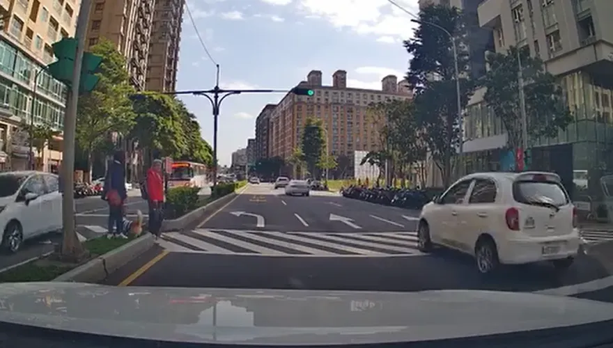 影/過不過都噴錢！「綠燈」運將停內線道苦等　行人站路中央不動