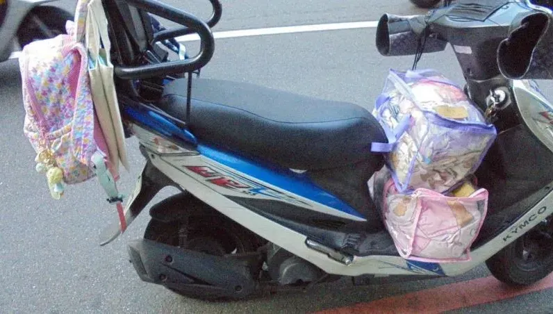 始料未及！「母女3貼」騎車大包小包！　一旁7旬翁「勾到書包」慘摔身亡