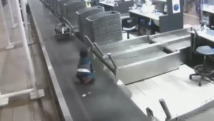影/智利機場不平靜！3歲男童闖行李輸送帶差點被送上機　女子全裸大鬧航廈