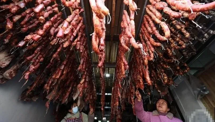 憂空汙！四川2縣禁「私燻臘肉」抓到罰9千　網友暴動：下步禁開火下廚？