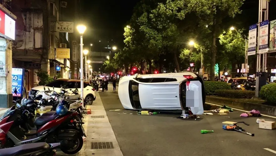 快訊/影片曝光！北市中山北路翻車車禍　新北市議員張嘉玲受傷送醫