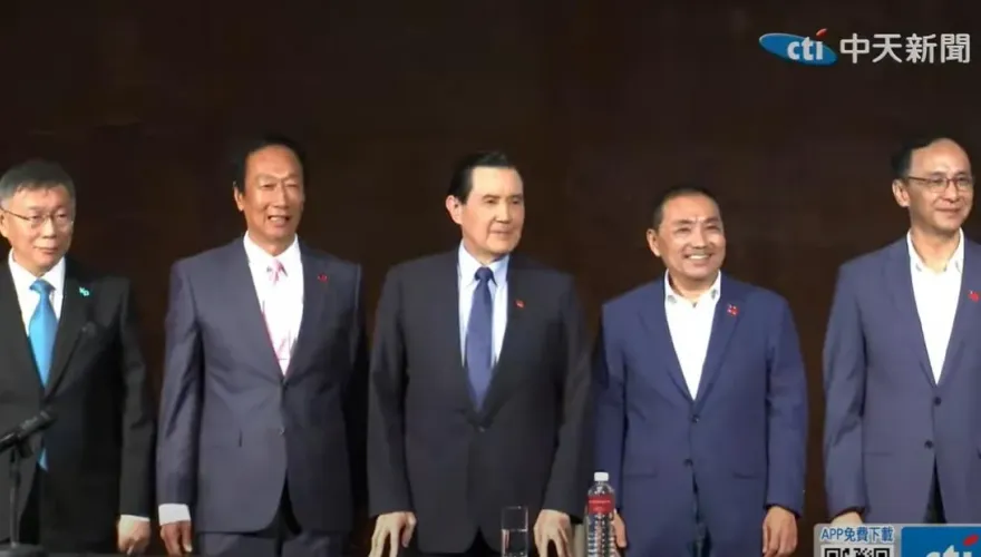 選戰已經往前走　柯文哲還在糾結藍白合　媒體人嘆一句