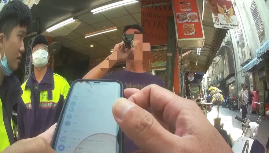 影/刺青男遇警盤查喝藥酒壓驚　趁隙逃跑被逮竟是搶奪通緝犯