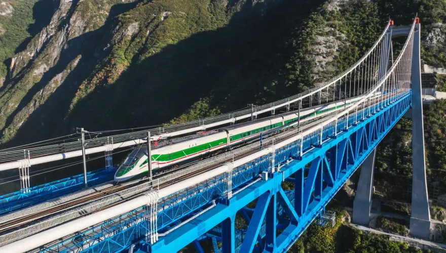 雲嶺天路盡收眼底！「麗江鐵路」26日通車　麗江到香格里拉「僅需1小時18分」