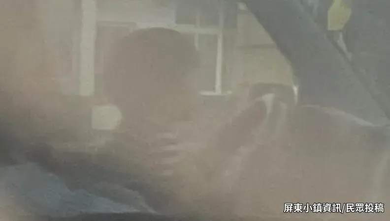 影/離譜！幼童坐駕駛腿上「摸」方向盤　目擊民眾：多次偏離車道
