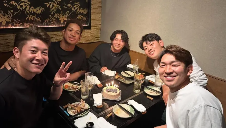 吉田輝星不捨道別！與「同級生」隊友共進晚餐　轉戰歐力士重生