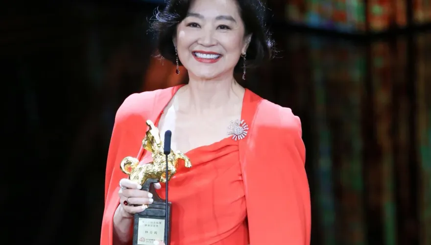 金馬60/林青霞大紅禮服領終身成就獎！與李安友好碰臉　獎獻「在天上的他們」