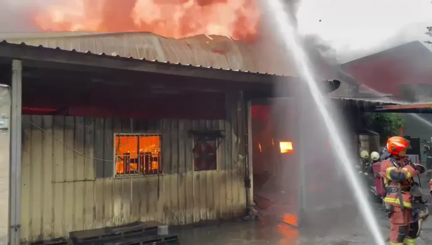 快訊/新北三重鐵皮屋倉庫遭祝融！破百消防員趕往　鋸鐵捲門灌救