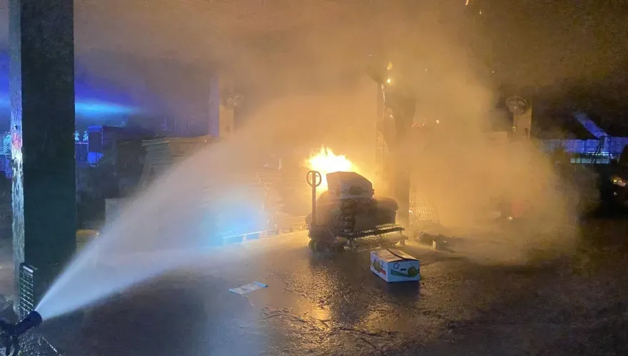 影/高雄燕巢果菜市場深夜火警！疑電線走火釀災　5犬燒焦