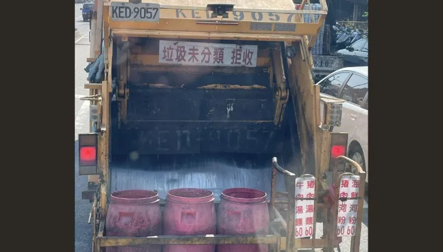 垃圾車「斜槓賣牛肉麵」？廚餘桶旁擺菜單價錢　網：味道有點重