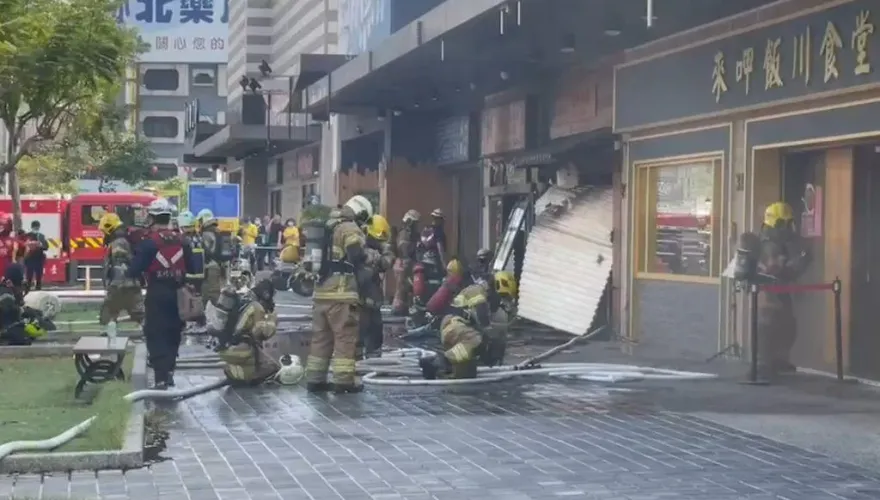 快訊/台南北區「居酒屋大火」！鐵皮屋濃煙狂竄　警消射水搶救中