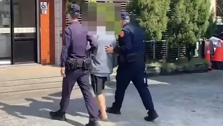 影/台中73歲男偷柯文哲海報！警火速逮人問出原因太傻眼